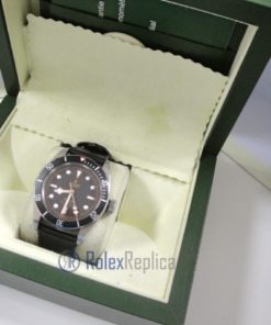 Alternative view of tudor replica black bay black cinturino pelle orologio replica